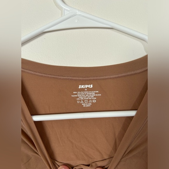 NWT Skims Fits Everybody T-Shirt - Picture 2 of 6